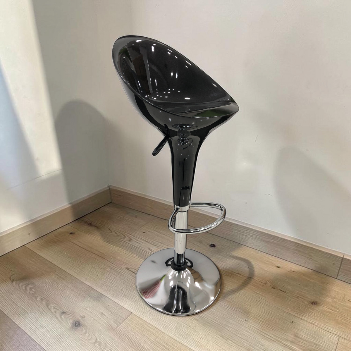 Silla de Bar Giratoria Asiento Redondo con Base Cromada Negro (100-276) en ambiente