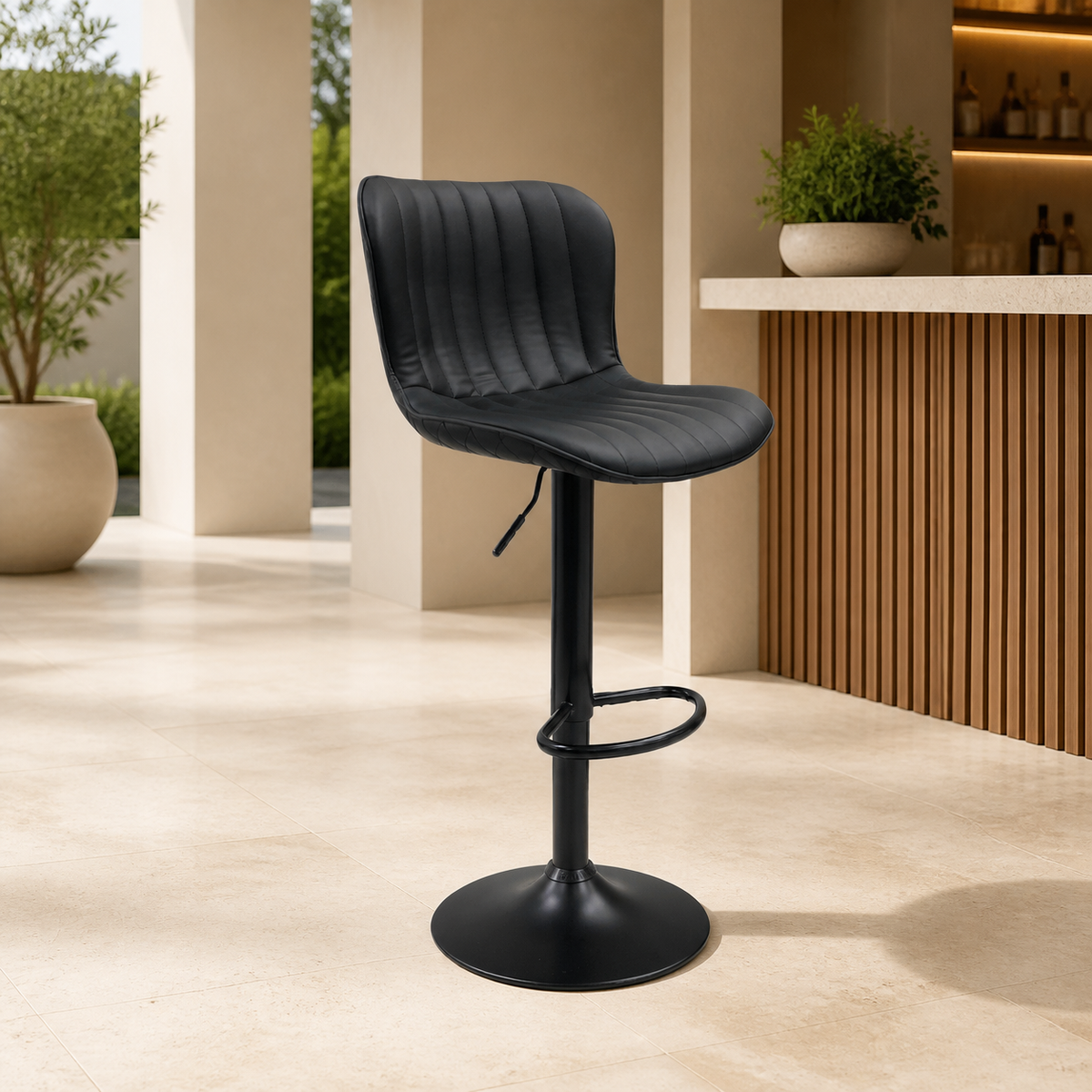 Silla de Bar Cuerina Rayas Base Negra en ambiente exterior