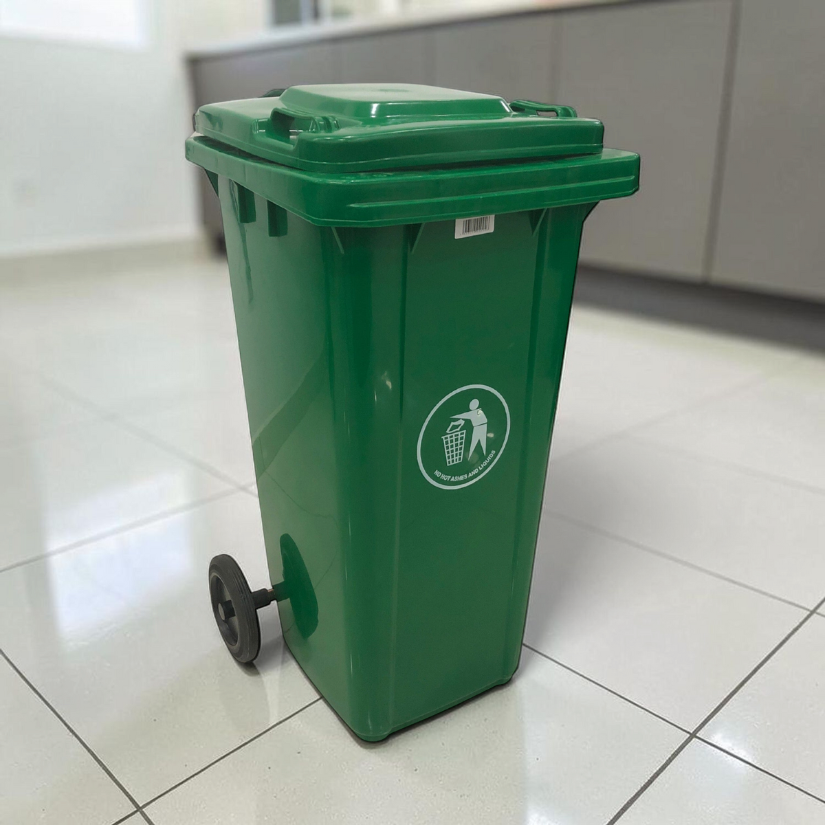 Basurero 120L con Llantas 32 Gal Verde (103-51) en ambiente