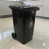 Basurero 240L con Llantas 64 Gal Negro (103-54) en ambiente