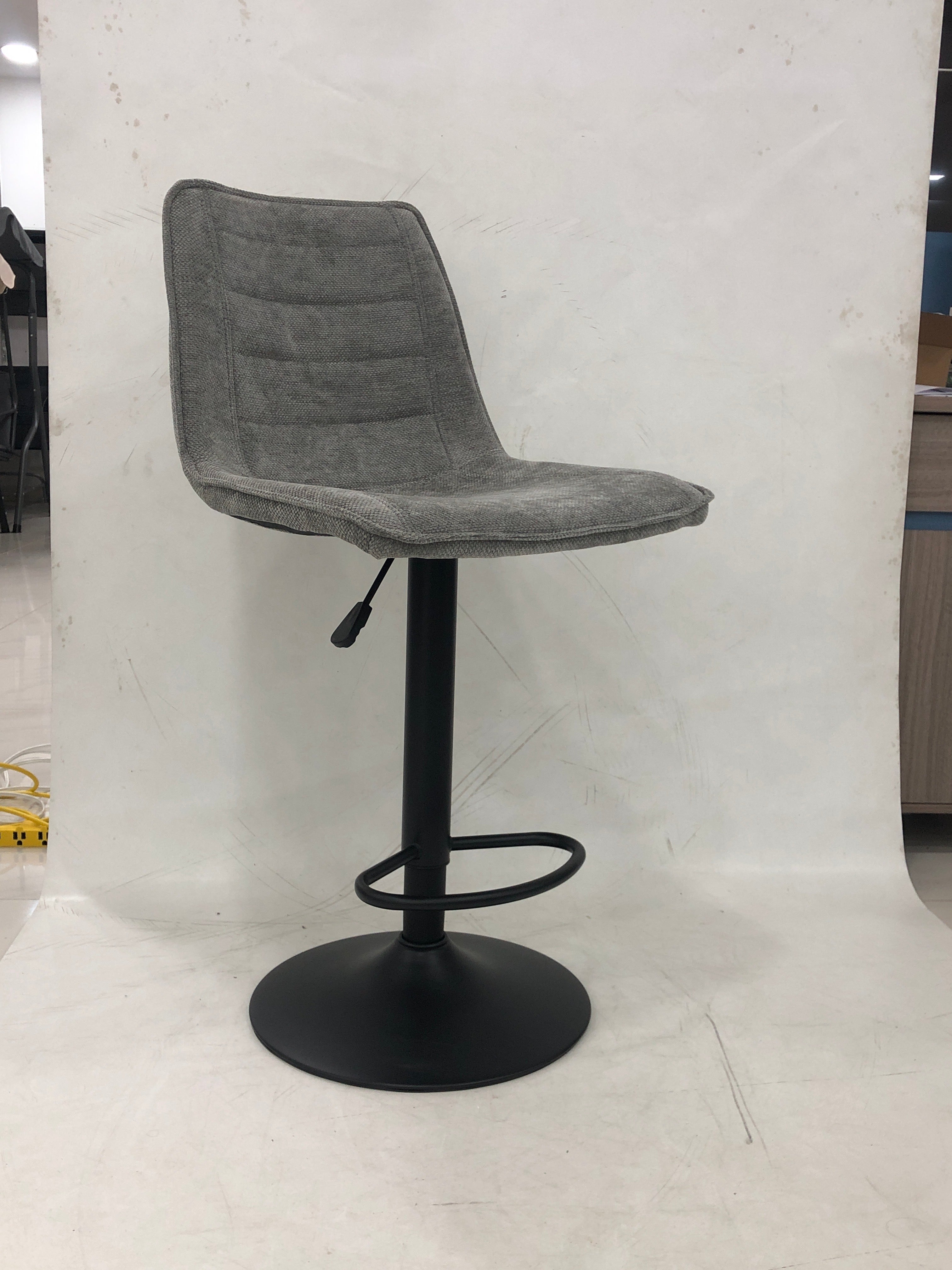Silla de Bar Cuerina Gris Base Negra - vista 3 - Ref. 105-162