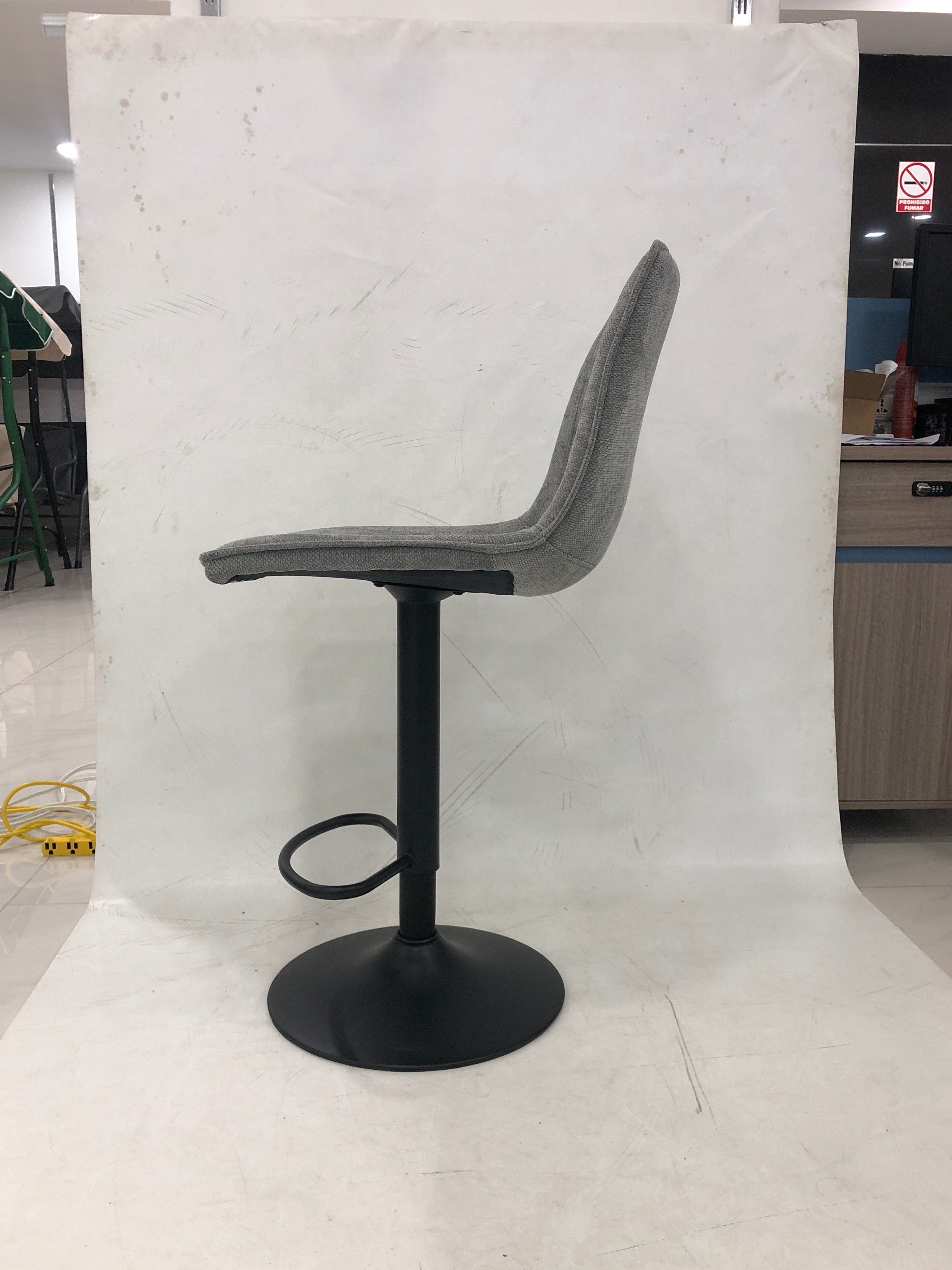 Silla de Bar Cuerina Gris Base Negra - vista 5 - Ref. 105-162