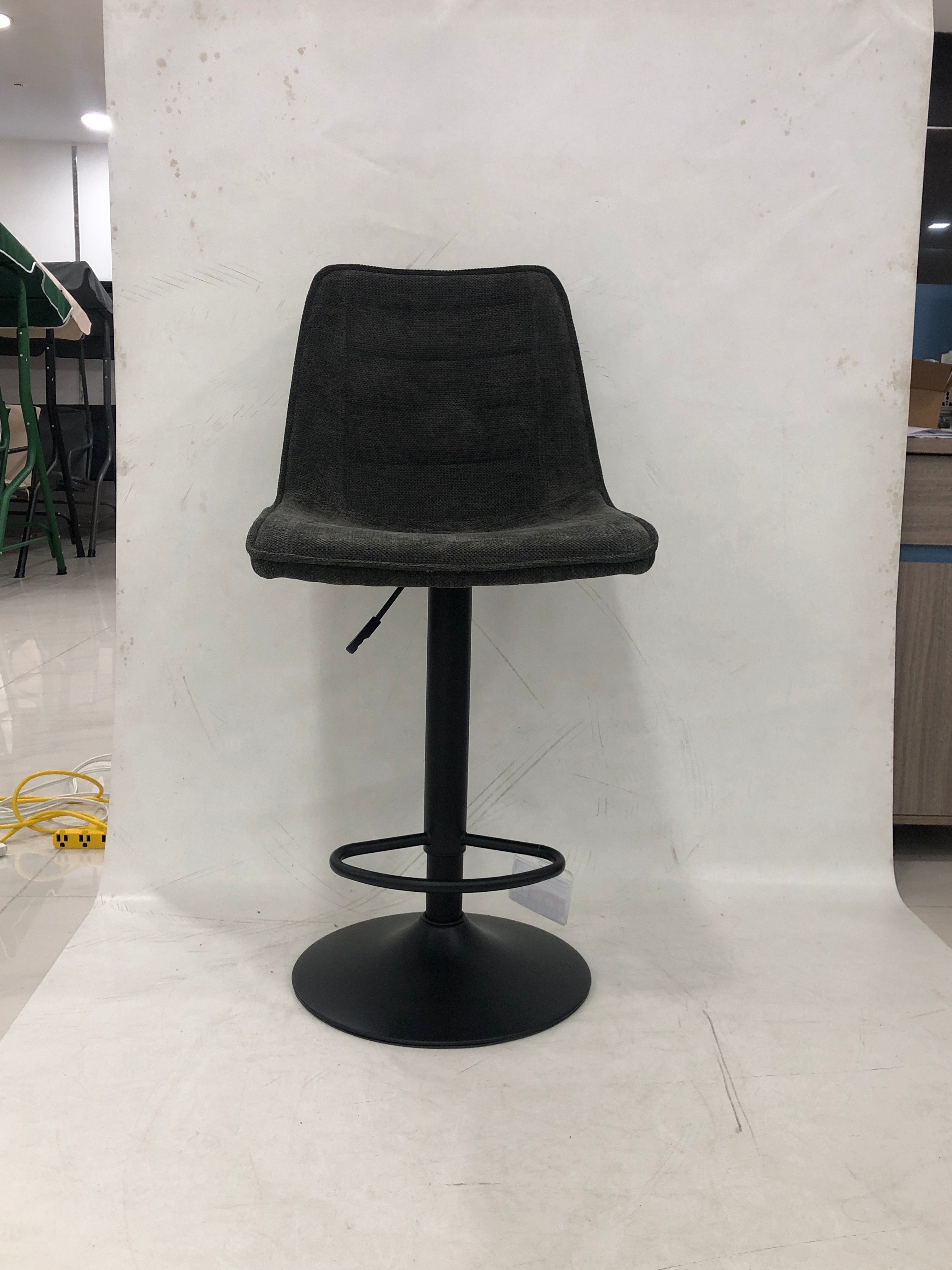 Silla de Bar Cuerina Negra Base Negra - vista 4 - Ref. 105-163