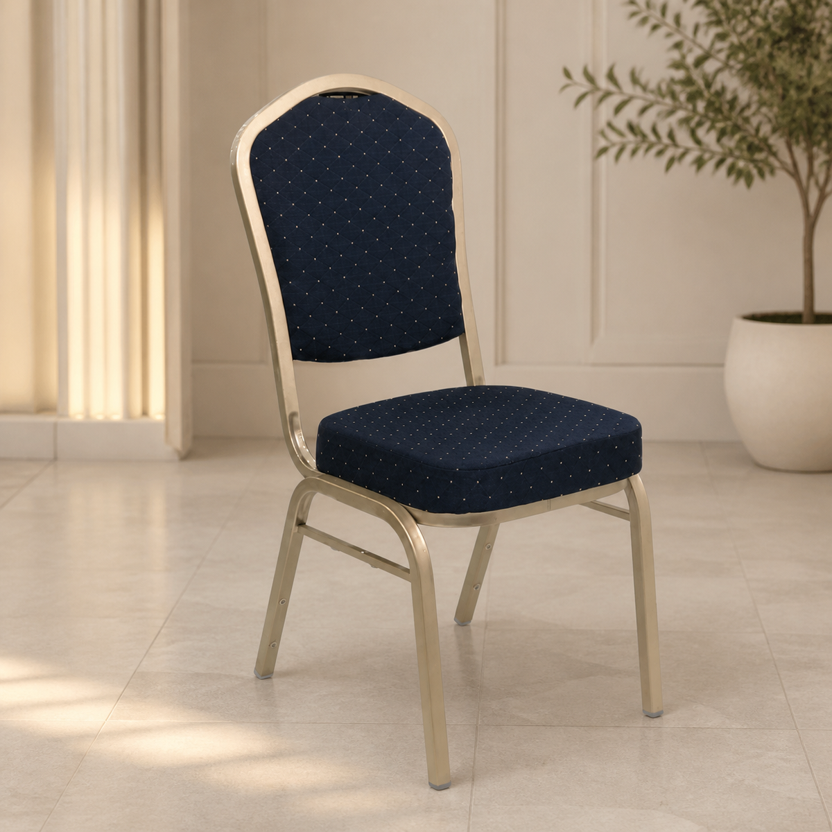 Silla de Evento Azul Oscuro C/Puntos Dorados en ambiente exterior