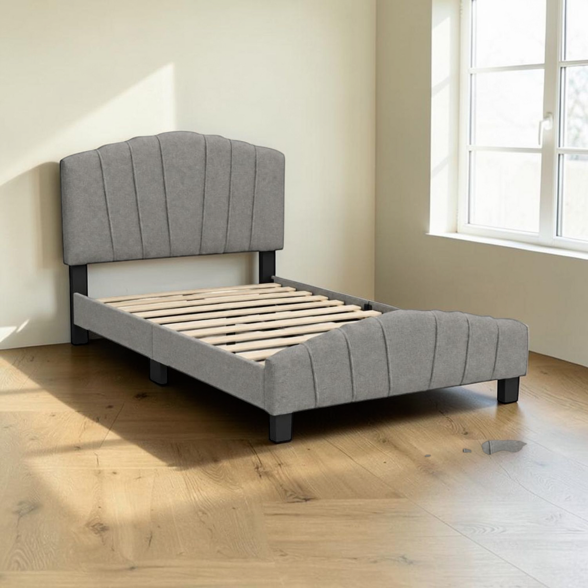 Cama Tapizada en Tela con Cabecera Curva y Piecera en ambiente