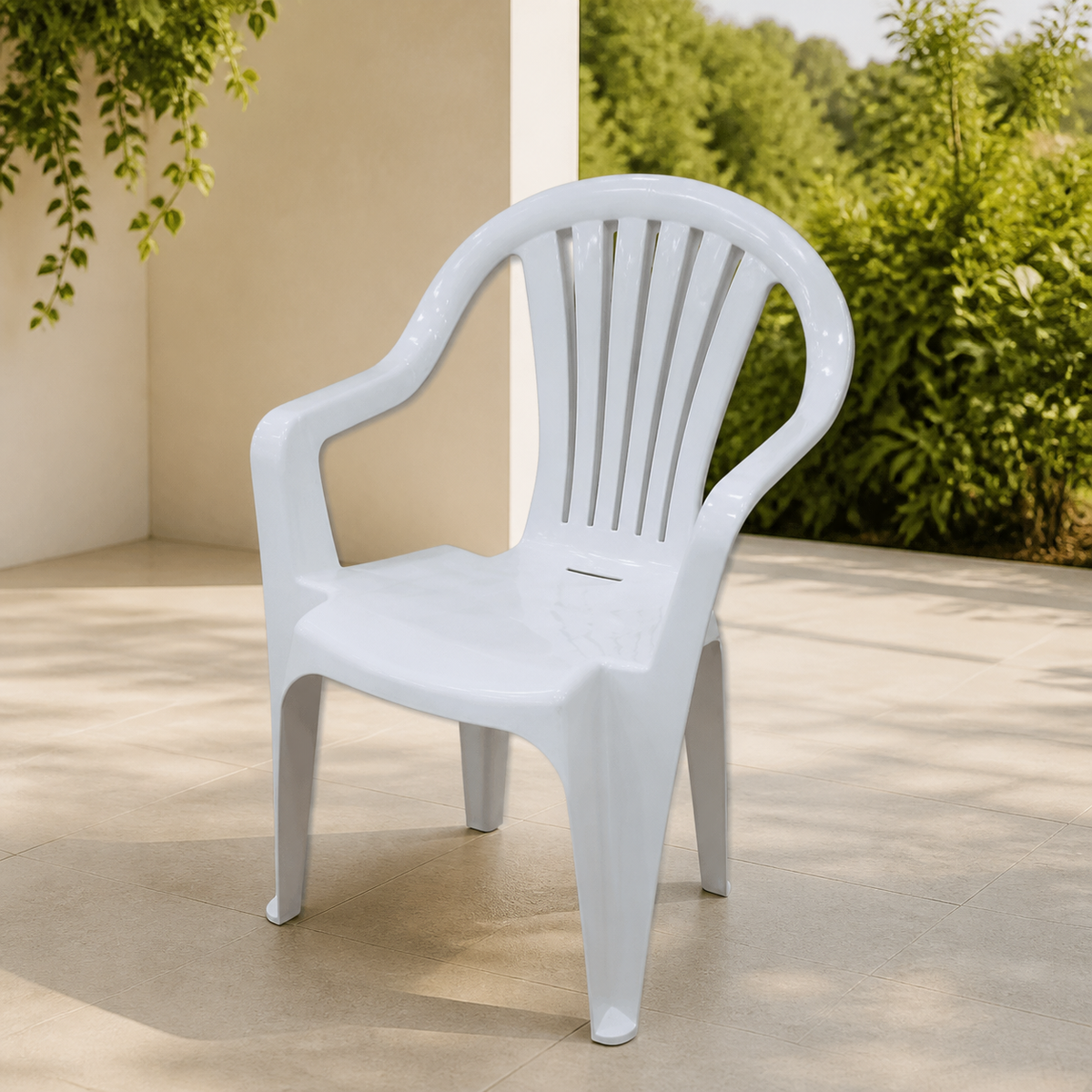 Silla Ritmo Blanca Reciclada en ambiente exterior