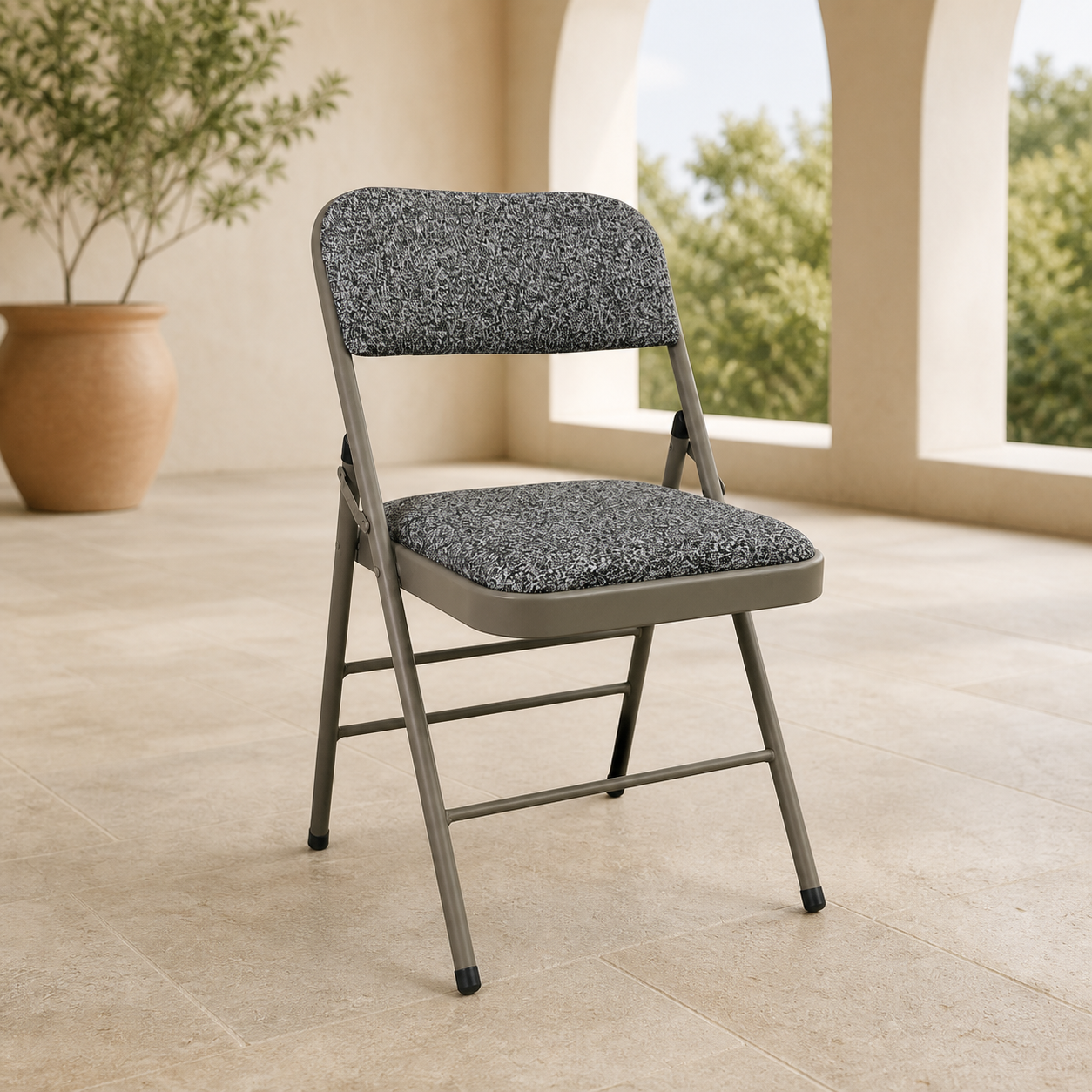 Silla Plegable de Tela Negra en ambiente exterior