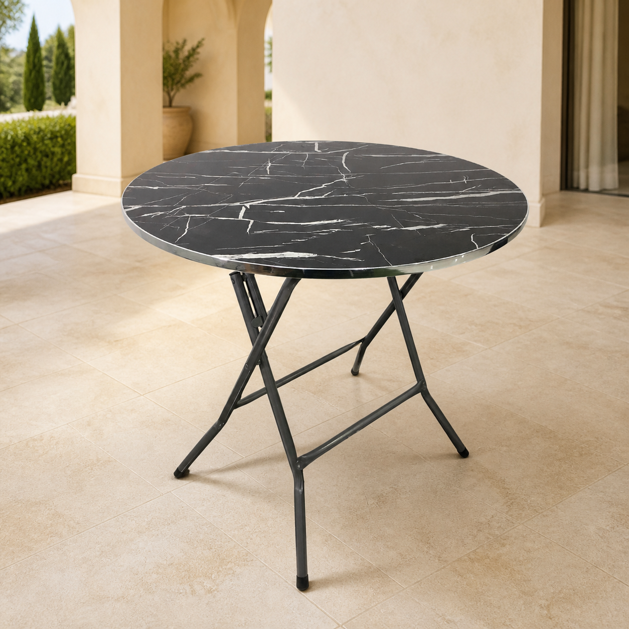 Mesa Redonda Negra C/Bordes Plateado en ambiente exterior