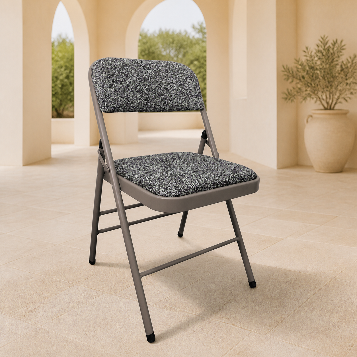 Silla Plegable de Tela Negra en ambiente exterior