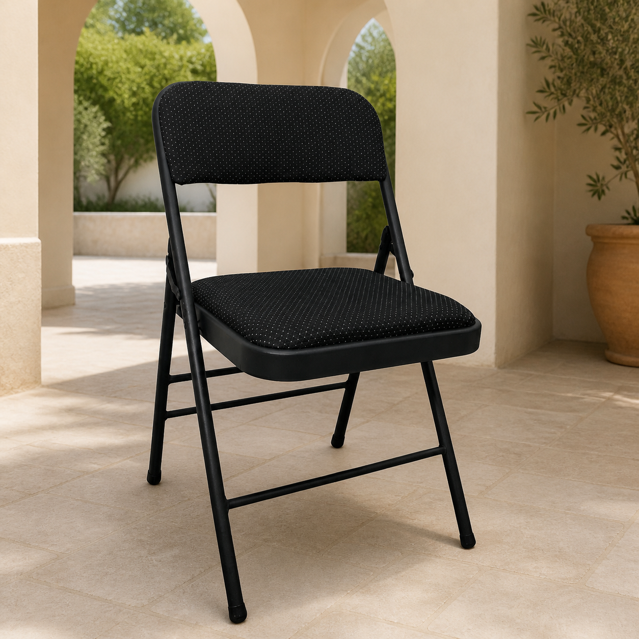 Silla Plegable de Tela Negra en ambiente exterior