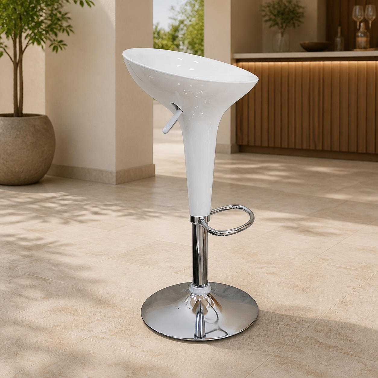 Silla de Bar Blanca/ Base Cromada en ambiente exterior