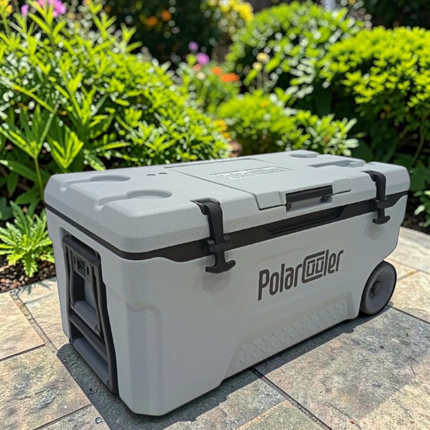 Hielera C/Ruedas Gris Claro 70L en ambiente