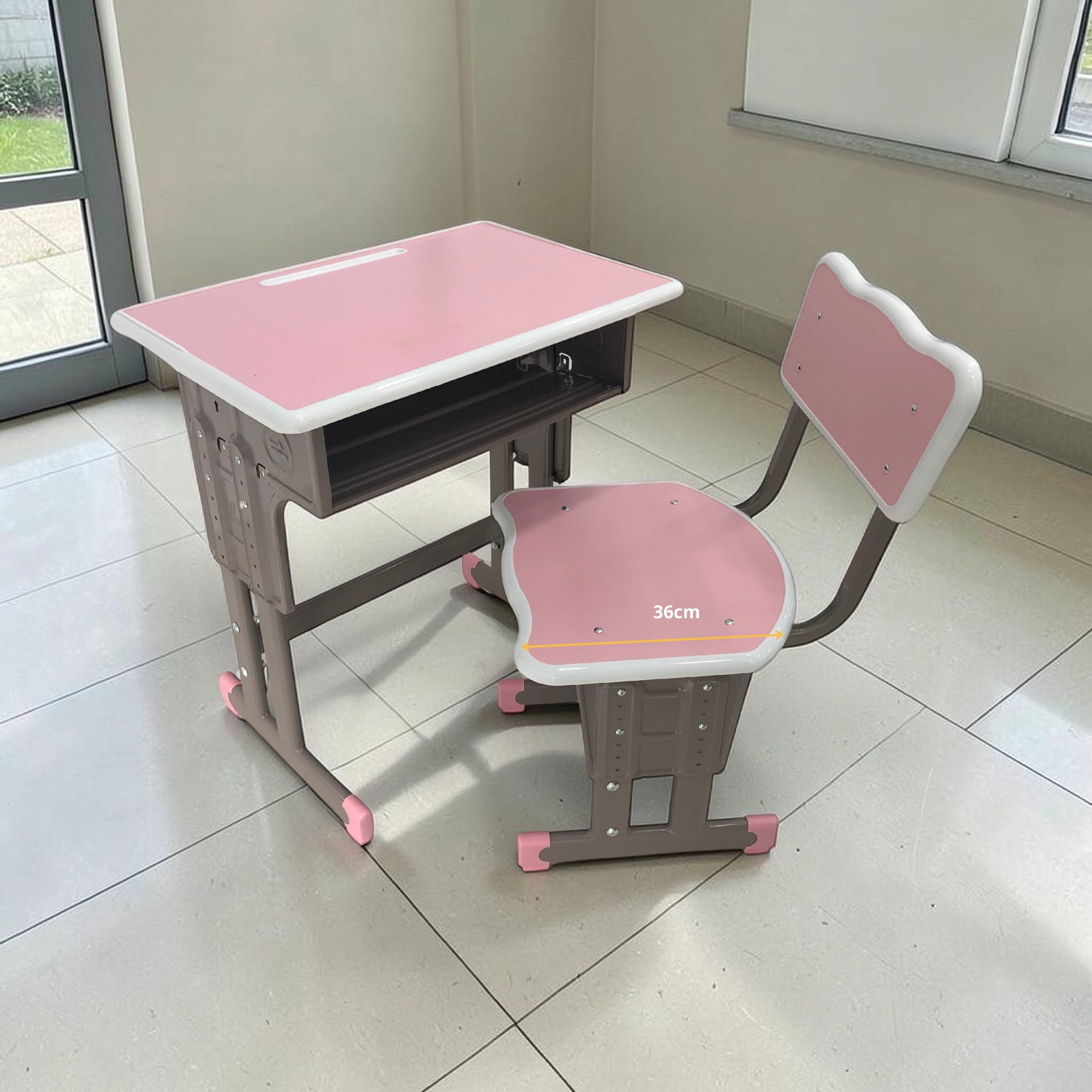 Juego de 2 Mesas Escolar/Silla Rosa en ambiente