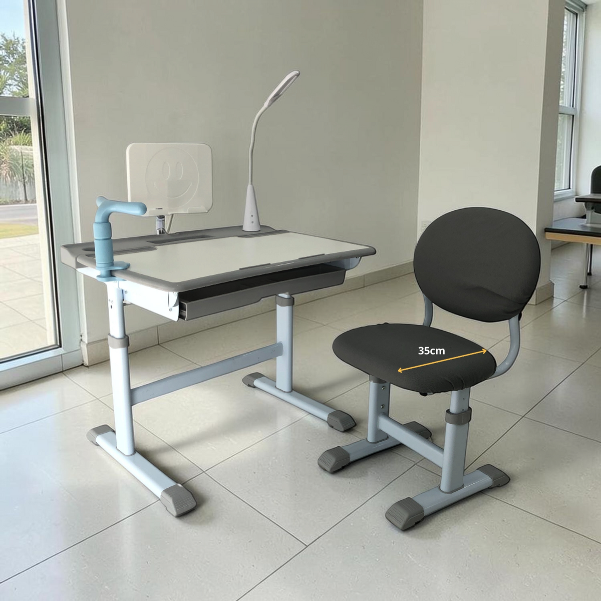 Mesa Escolar/Silla Gris en ambiente