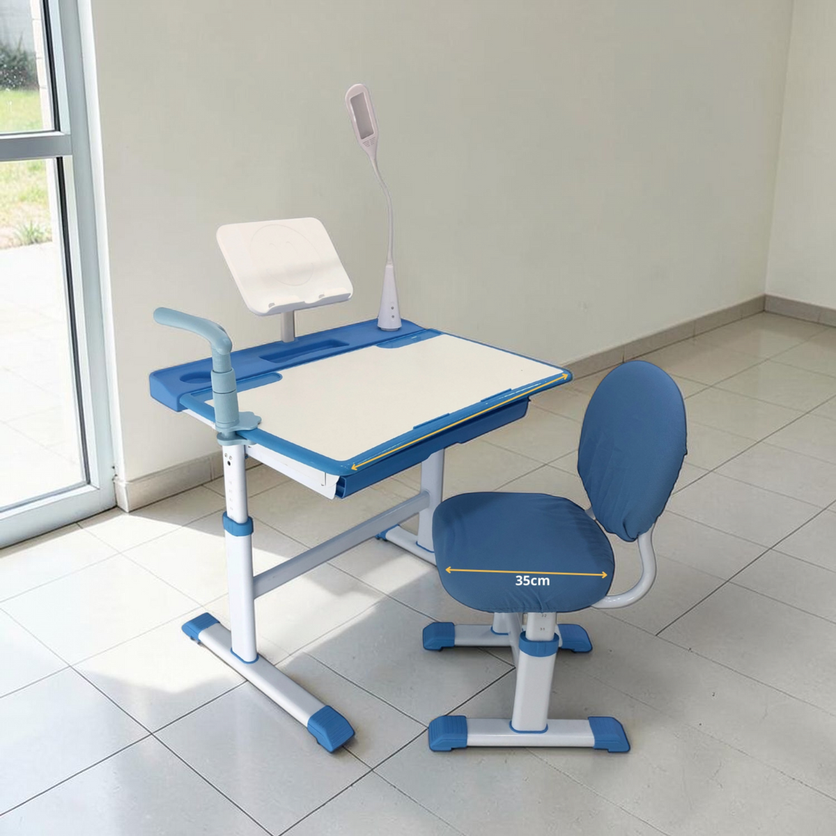 Mesa Escolar/Silla Azul en ambiente