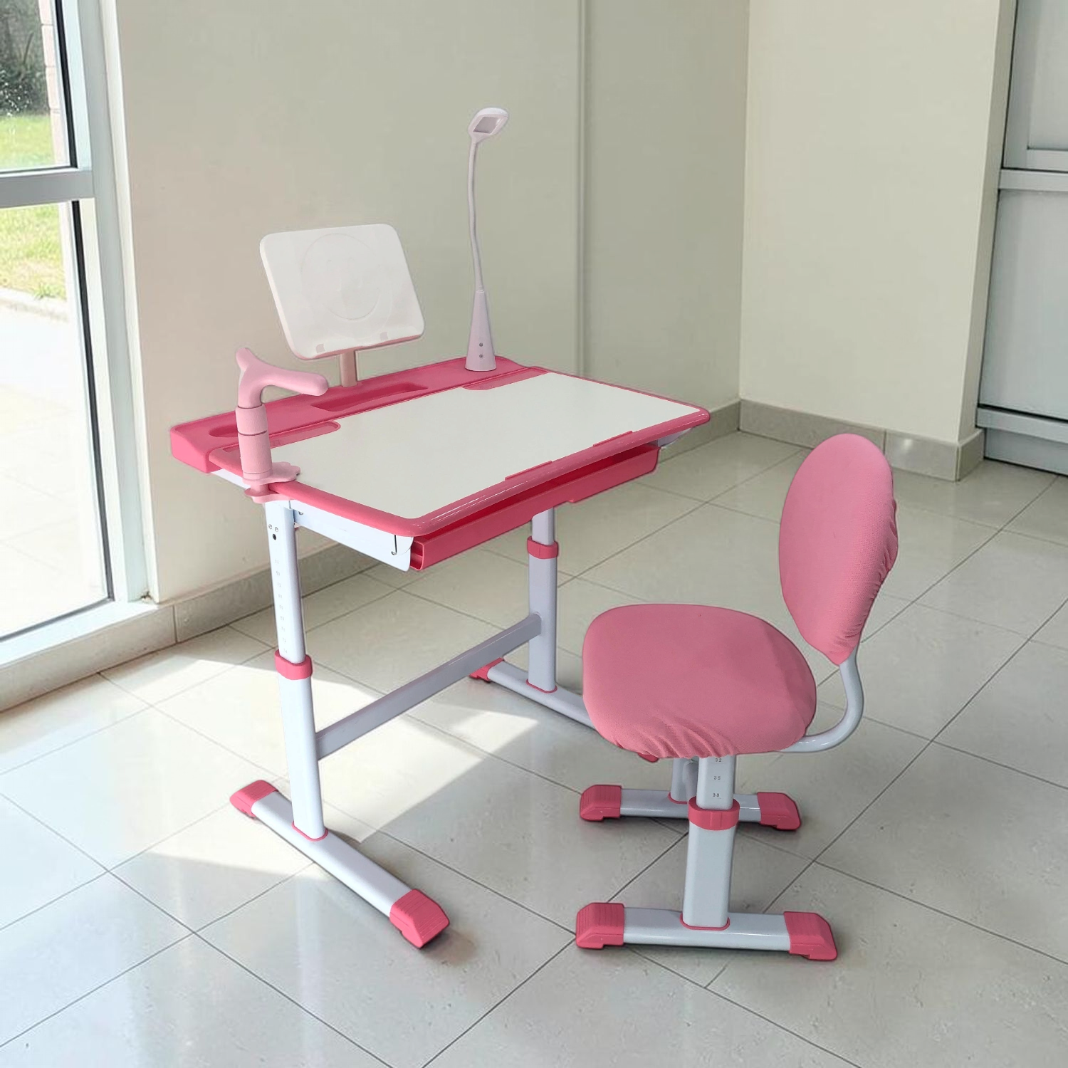 Mesa Escolar/Silla Rosa en ambiente