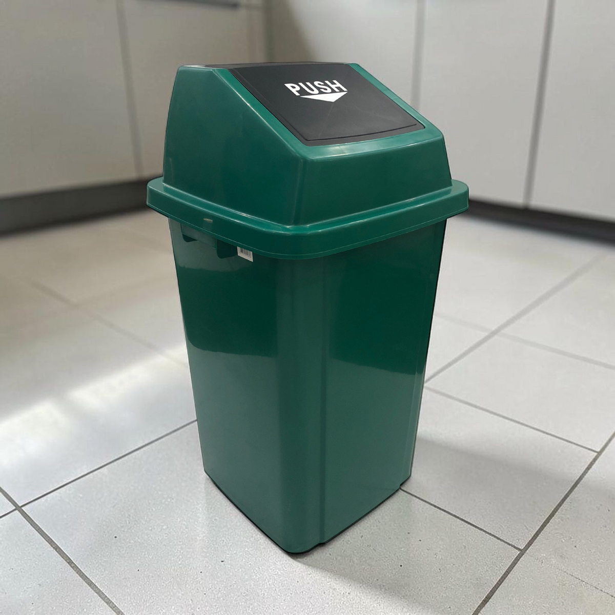 Basurero 100L Con Apertura Lateral Verde (30-325-707) en ambiente