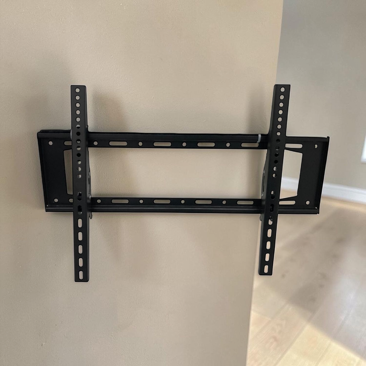 Soporte de TV Metalico de 32"-80" Inclinable en ambiente