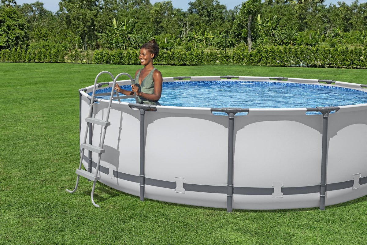 Escalera Bestway Flowclear para Piscina 107 cm - en uso (32-58335)