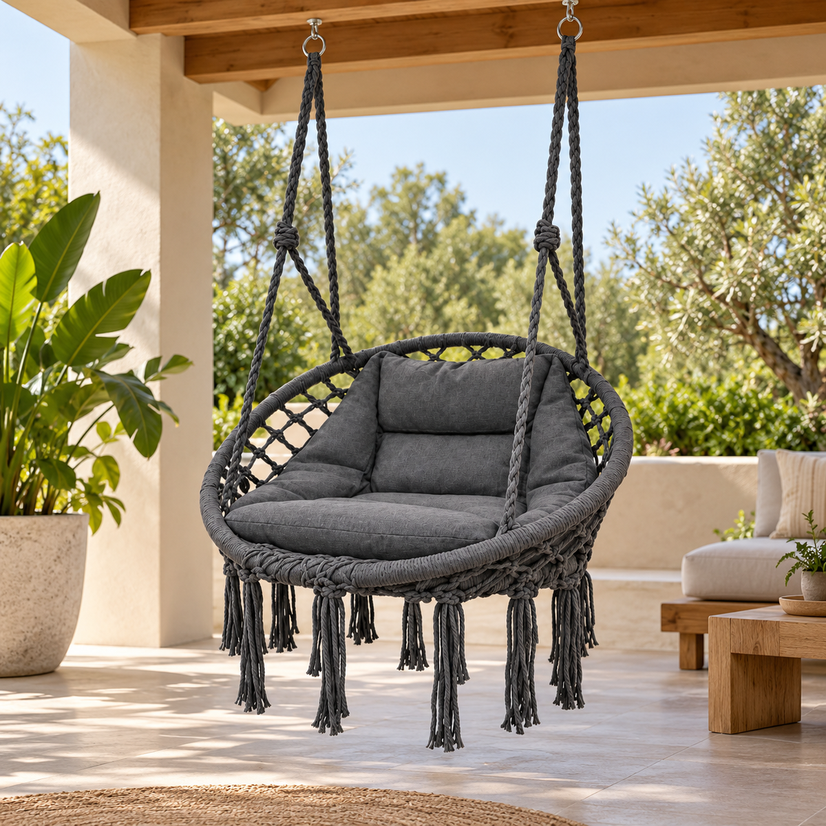 Silla Hamaca Colgante Gris de Macramé con Cojín en ambiente