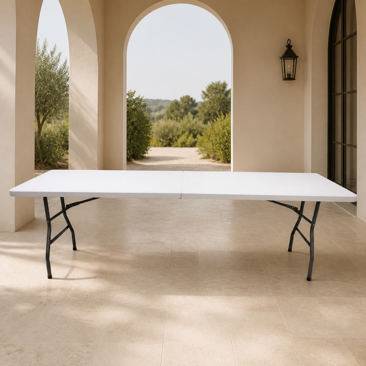 Mesa 8' Plegable De Plastico Blanco Esp 4.5Cm en ambiente exterior