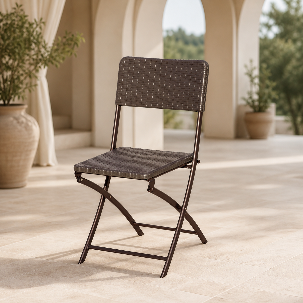 Silla Plastica Plegable Rattan Chocolate 57X44.5X80.5CM YC-041 en ambiente exterior