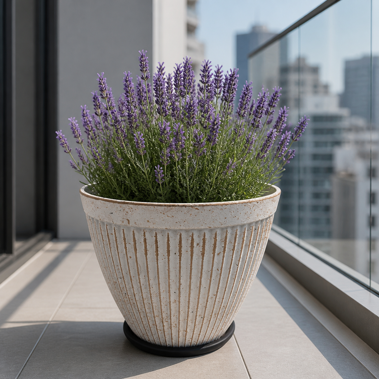 Macetero blanco 35x29 cm con lavanda en balcón