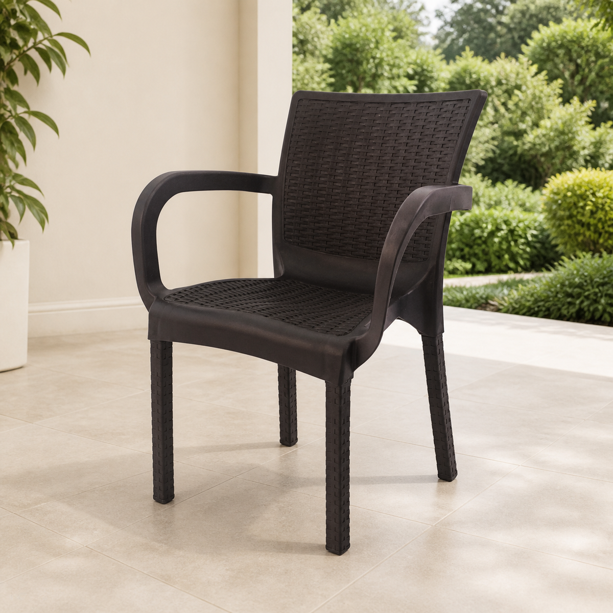 Sillas Plasticas Mambo Rattan Chocolate 60CM*60CM*82CM en ambiente exterior