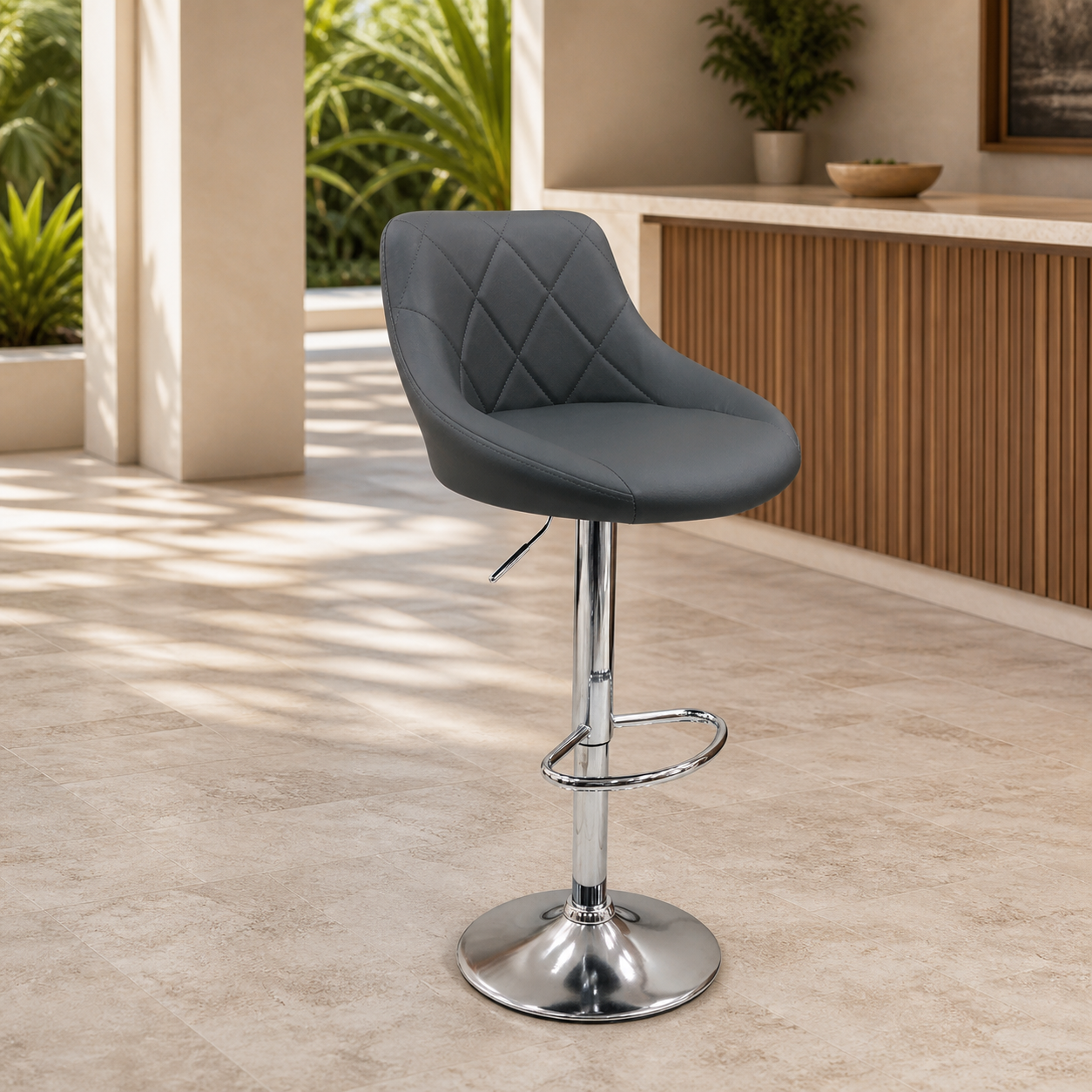 Silla de Bar Cuerina Acolchada /Base Cromada en ambiente exterior