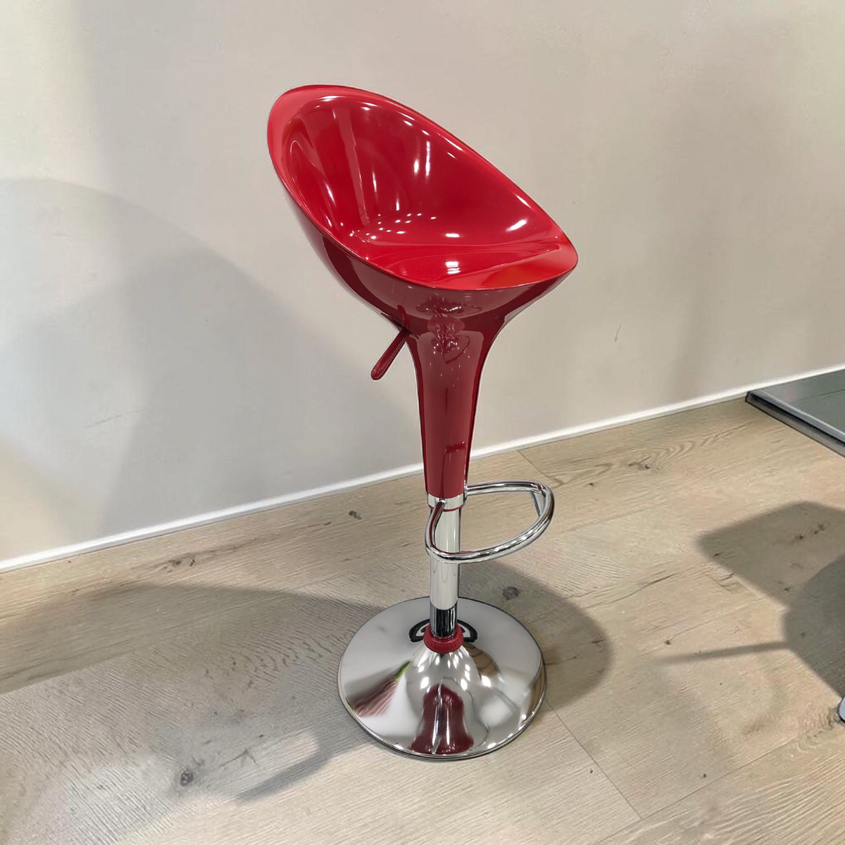 Silla de Bar Giratoria Asiento Redondo con Base Cromada Rojo (100-279) en ambiente
