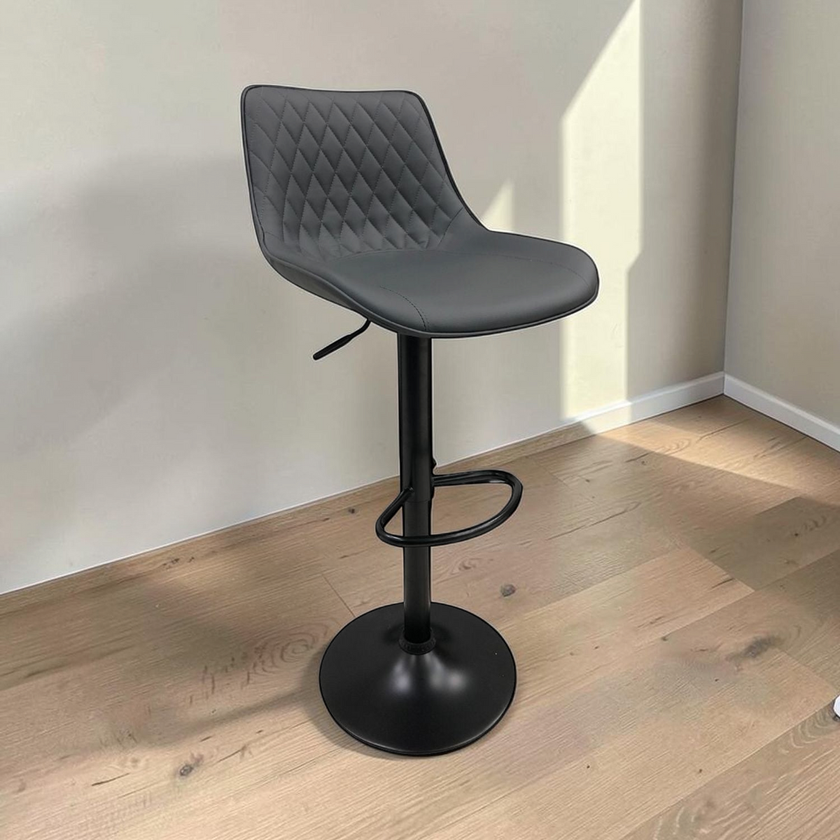 Silla de Bar Cuerina Rombos Base Negra Gris (100-283) en ambiente