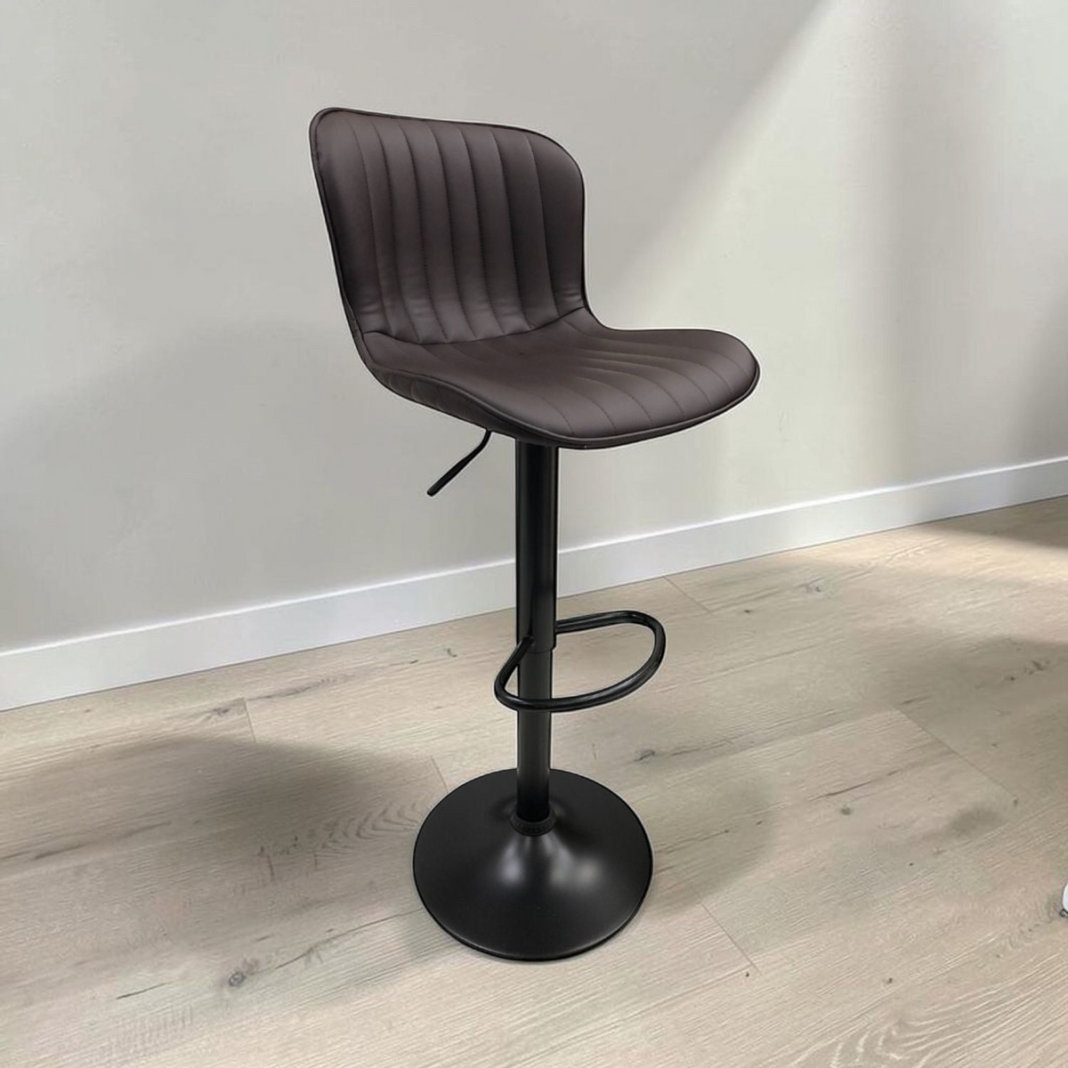 Silla de Bar Cuerina Rayas Base Negra Chocolate (100-285) en ambiente