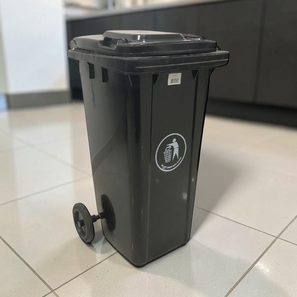 Basurero 120L con Llantas 32 Gal Negro (103-50) en ambiente