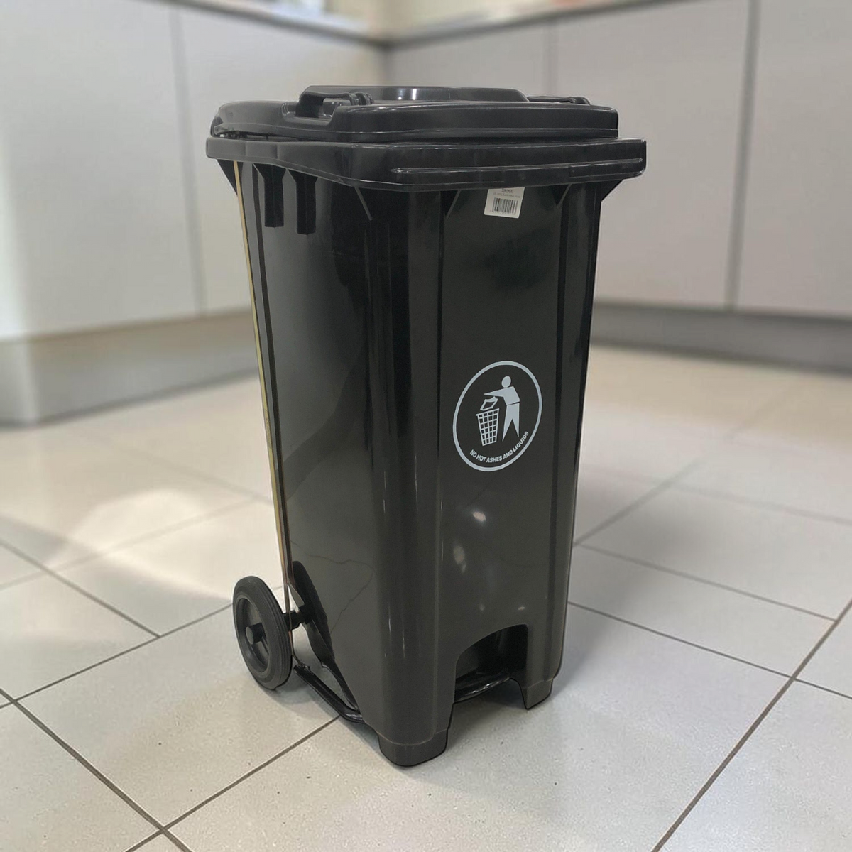 Basurero 120L con Llantas y Pedal 32 Gal Negro (103-52) en ambiente