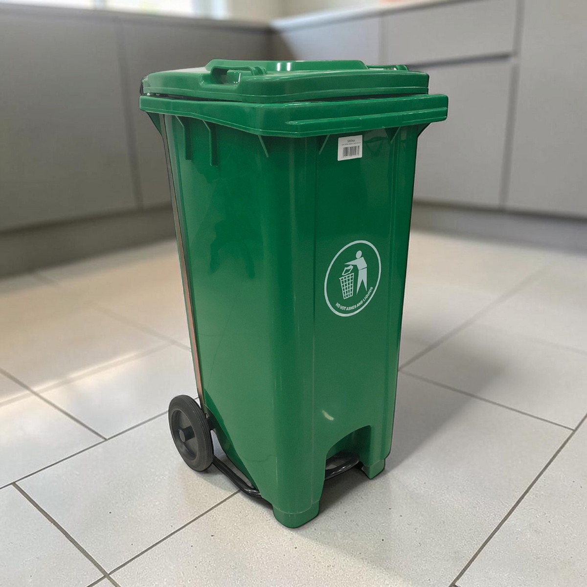 Basurero 120L con Llantas y Pedal 32 Gal Verde (103-53) en ambiente