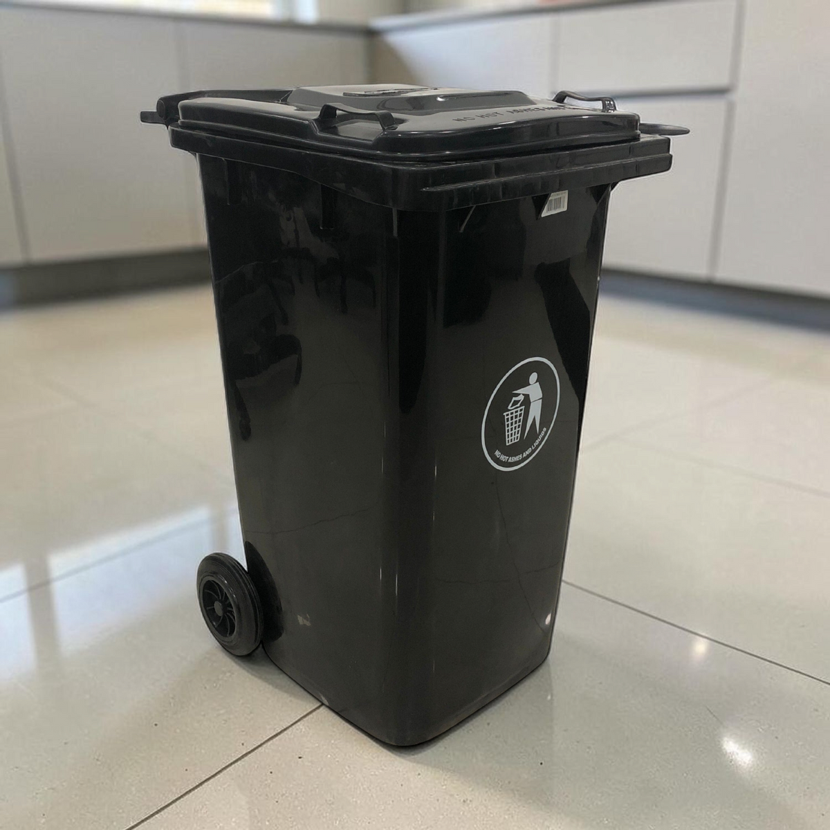 Basurero 240L con Llantas 64 Gal Negro (103-54) en ambiente