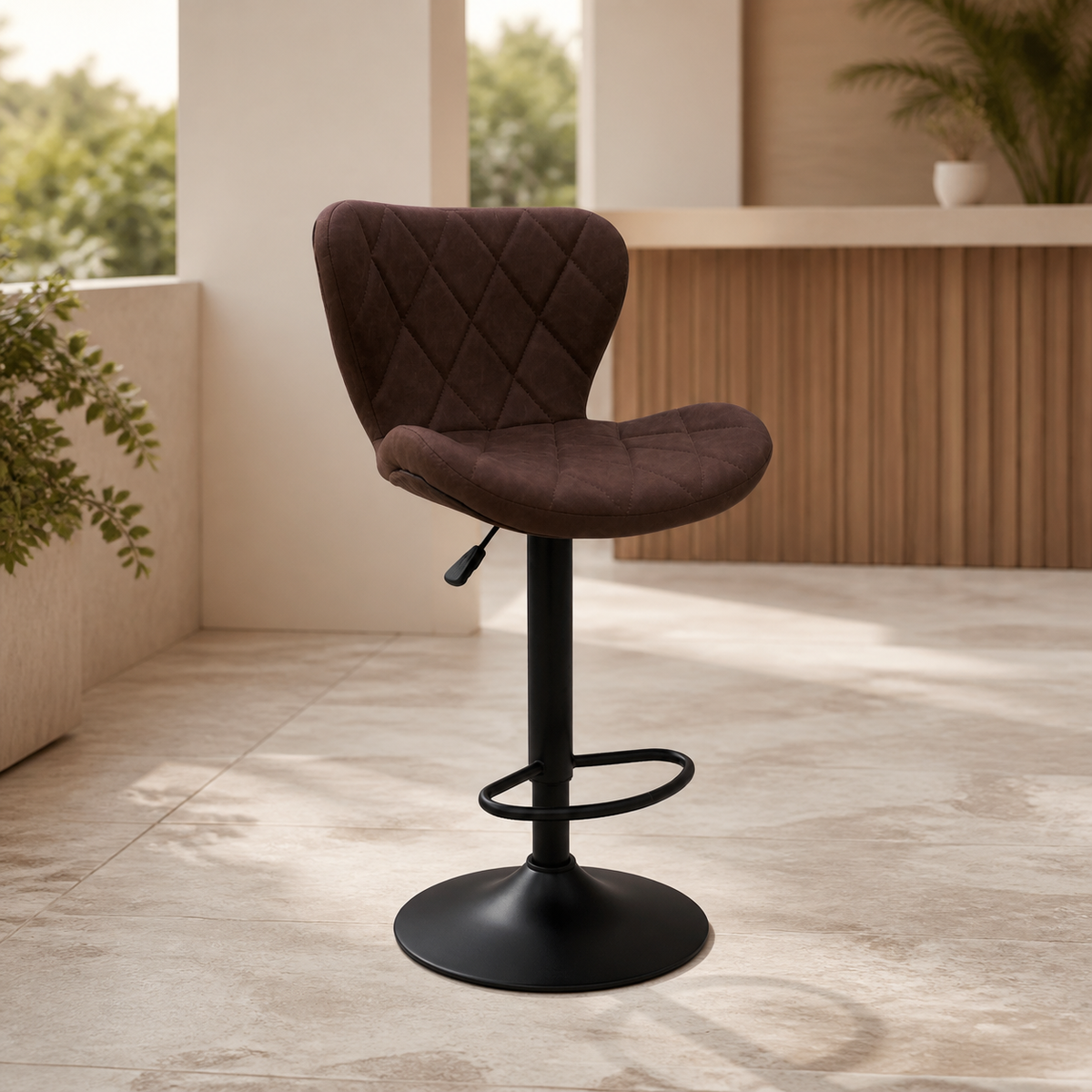 Silla de Bar Cuerina Base Negra en ambiente exterior