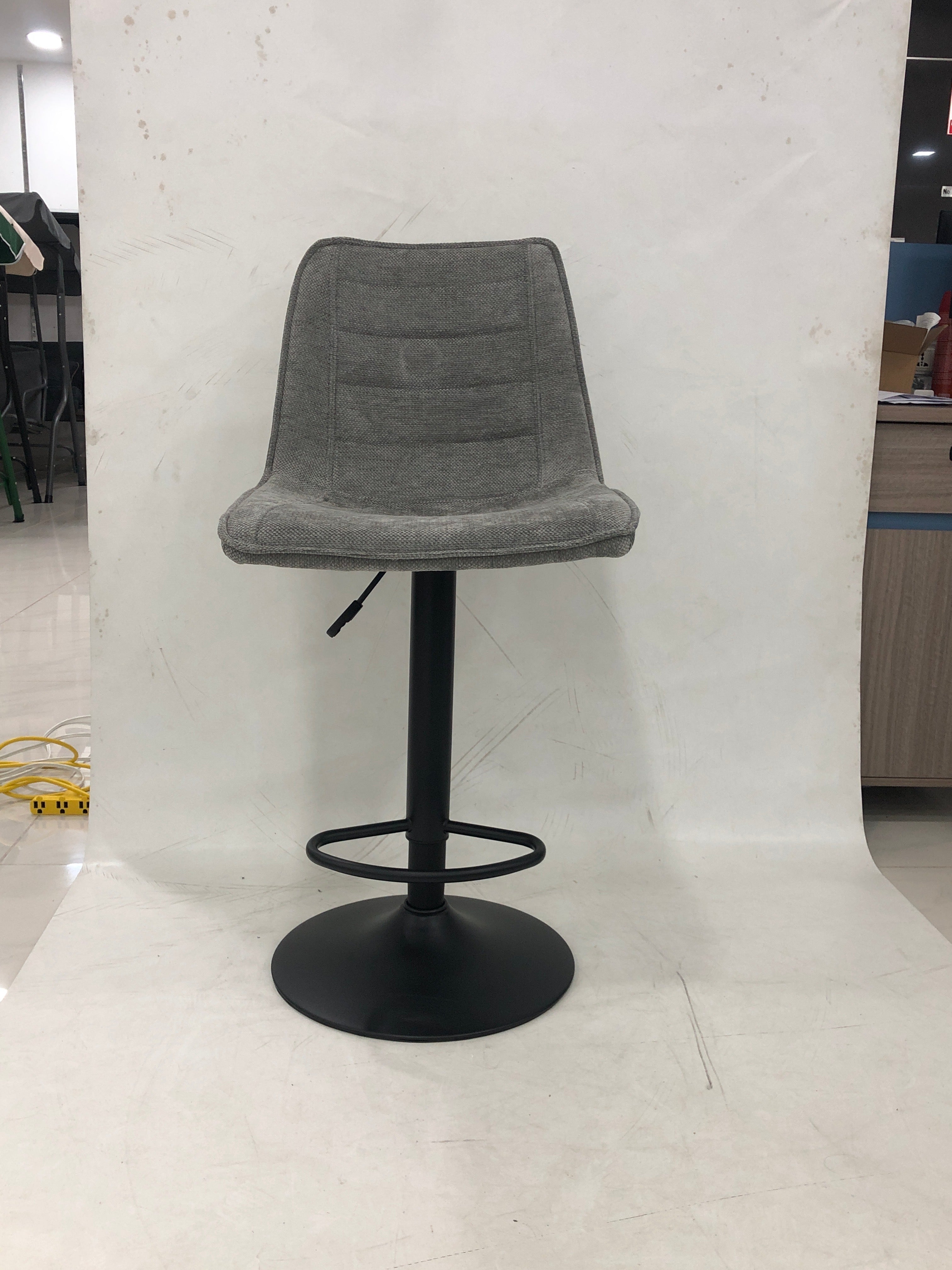 Silla de Bar Cuerina Gris Base Negra - vista 4 - Ref. 105-162