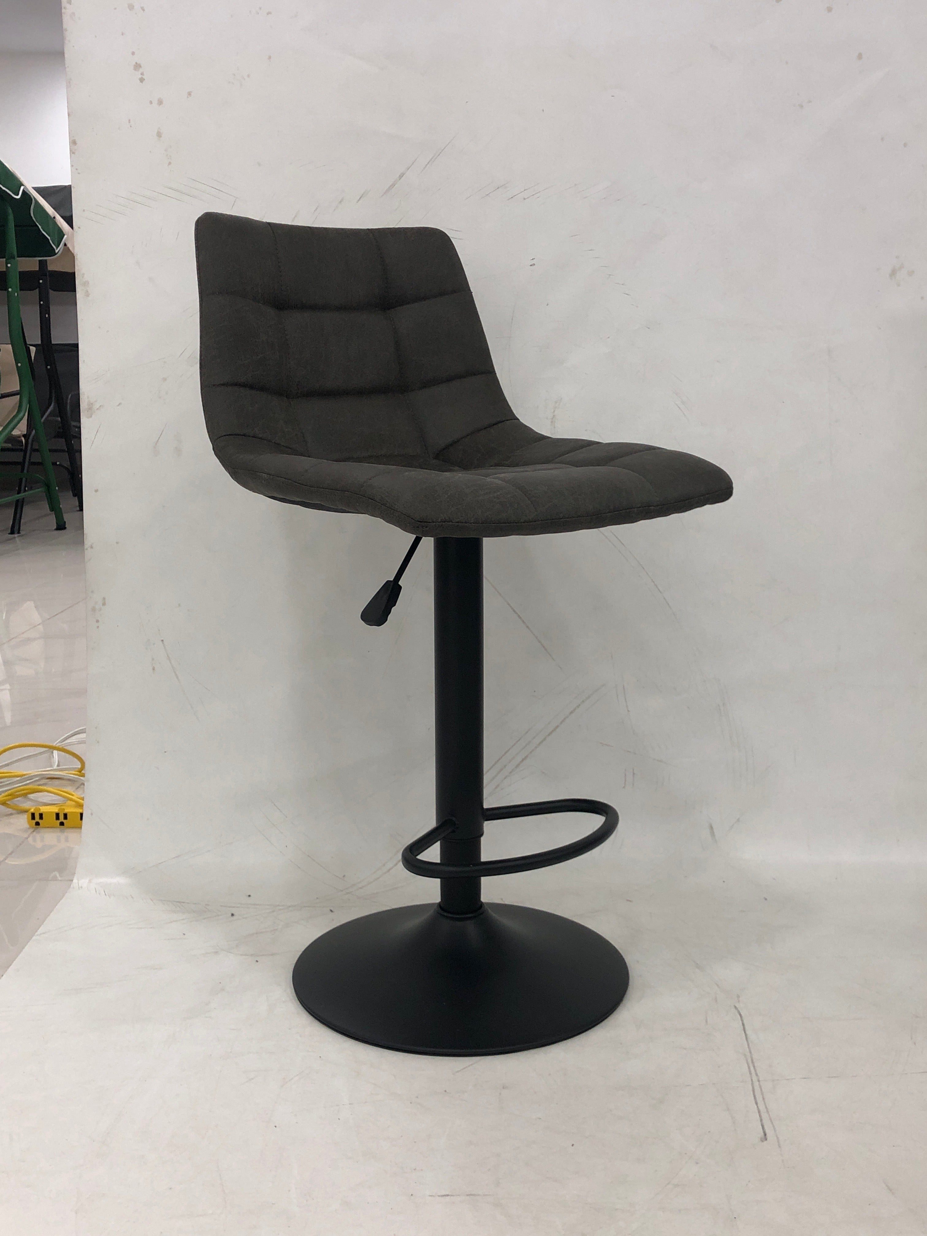 Silla de Bar Cuerina Gris Oscuro Base Negra - vista 3 - Ref. 105-165
