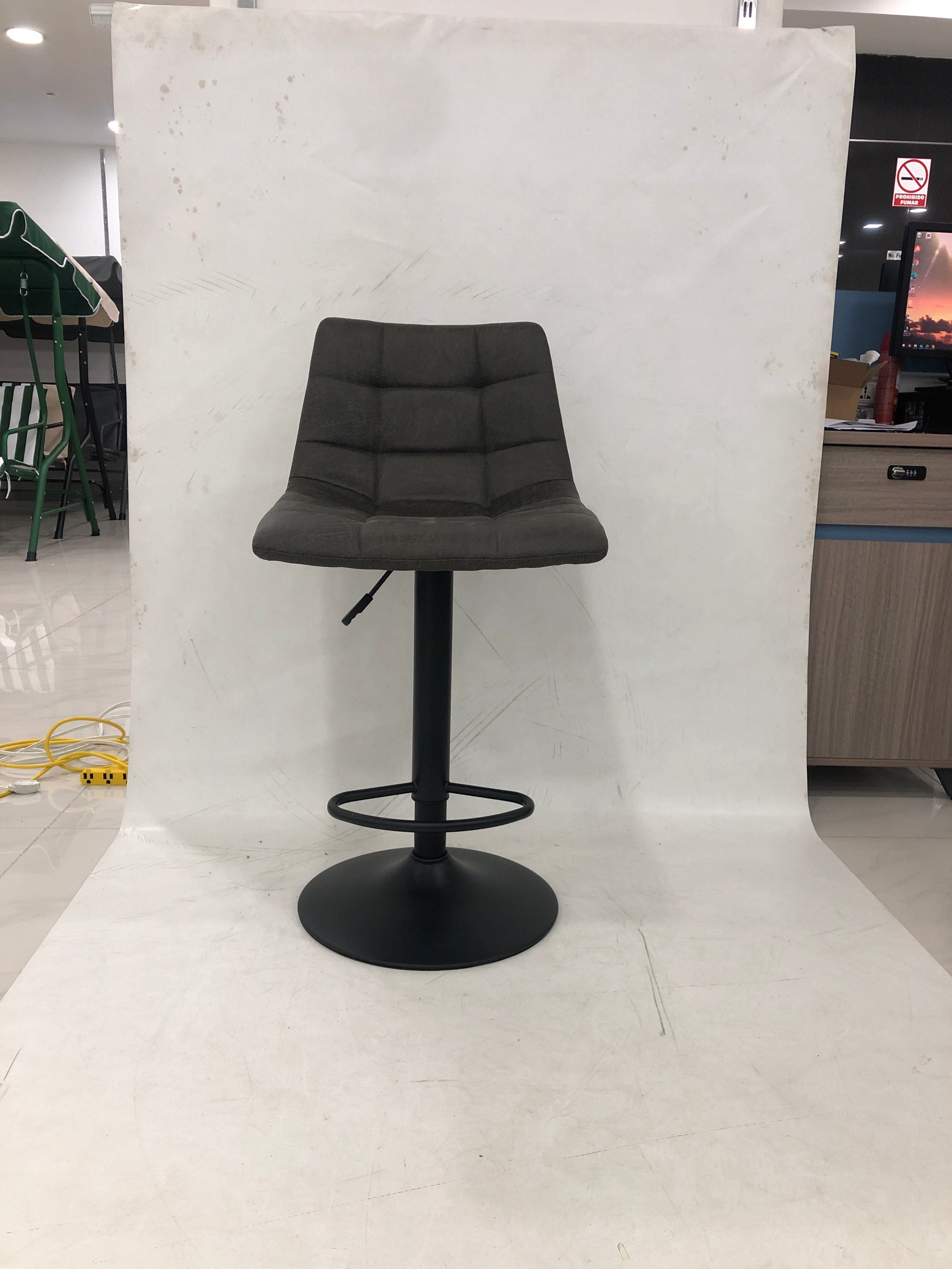 Silla de Bar Cuerina Gris Oscuro Base Negra - vista 4 - Ref. 105-165