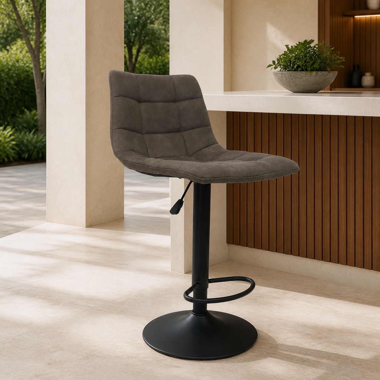 Silla de Bar Cuerina Gris Base Negra en ambiente exterior