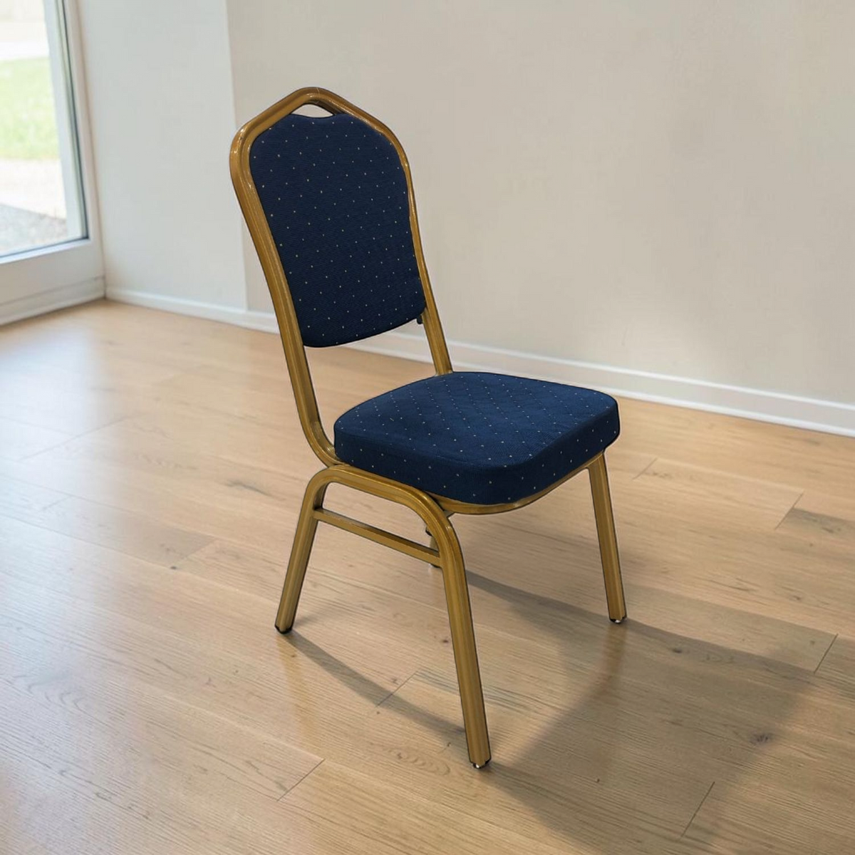 Silla de Evento C/Puntos Dorados Azul (109-357) en ambiente