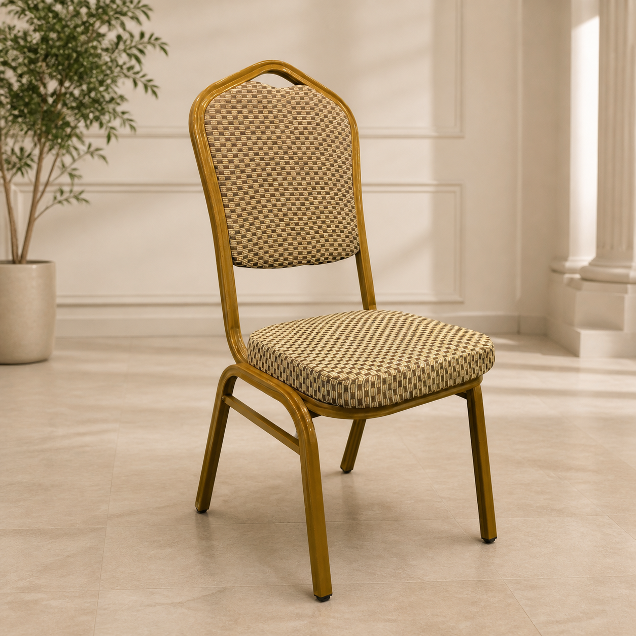 Silla de Evento Crema C/Puntos Dorados en ambiente exterior