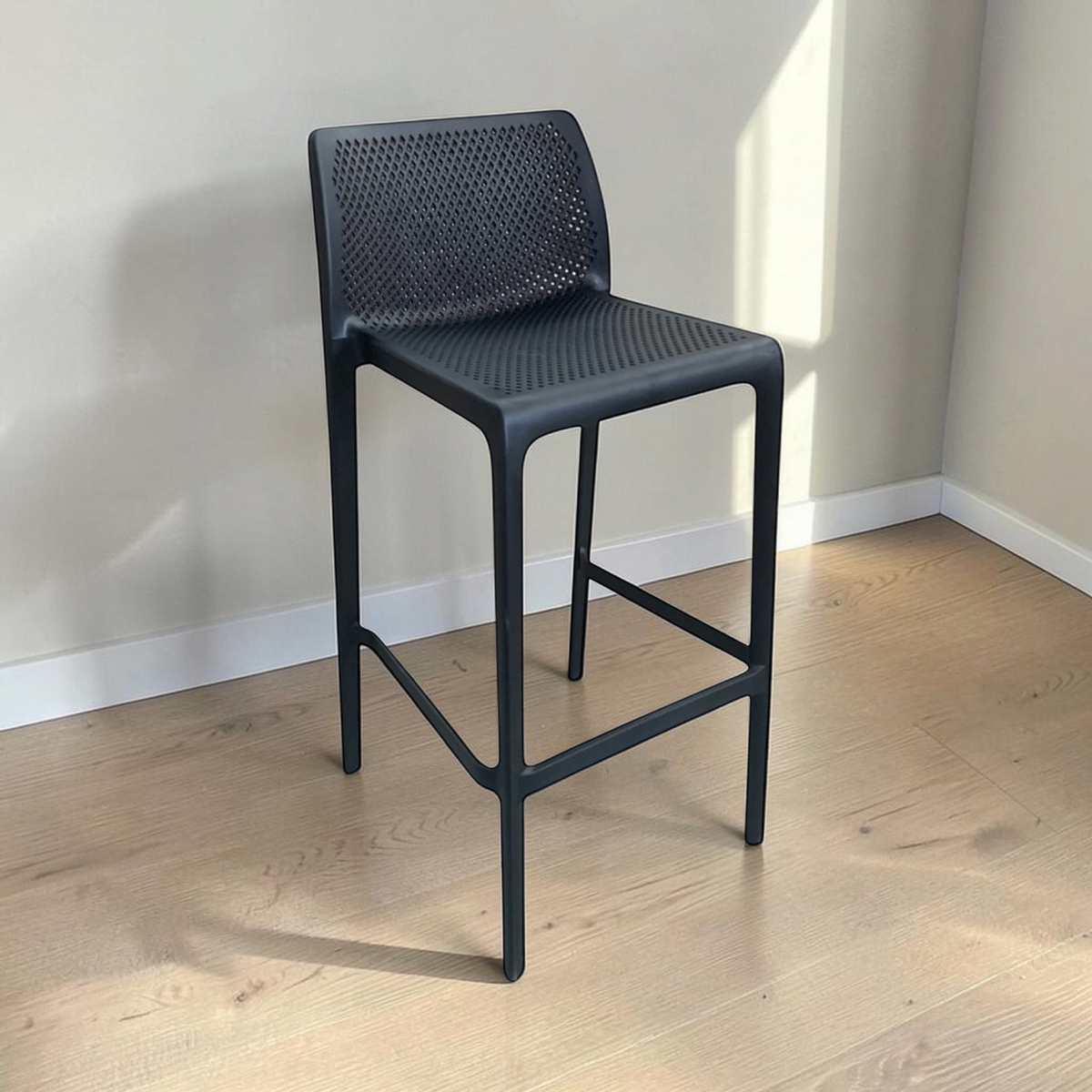 Silla Plastica Alta Negra 50*38*96CM en ambiente