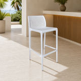 Silla Plastica Alta 50x38x96 cm en ambiente exterior