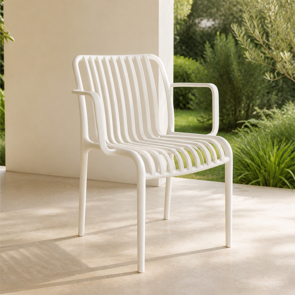Silla Plastica con Apoyabrazos 55*58*79CM en ambiente exterior