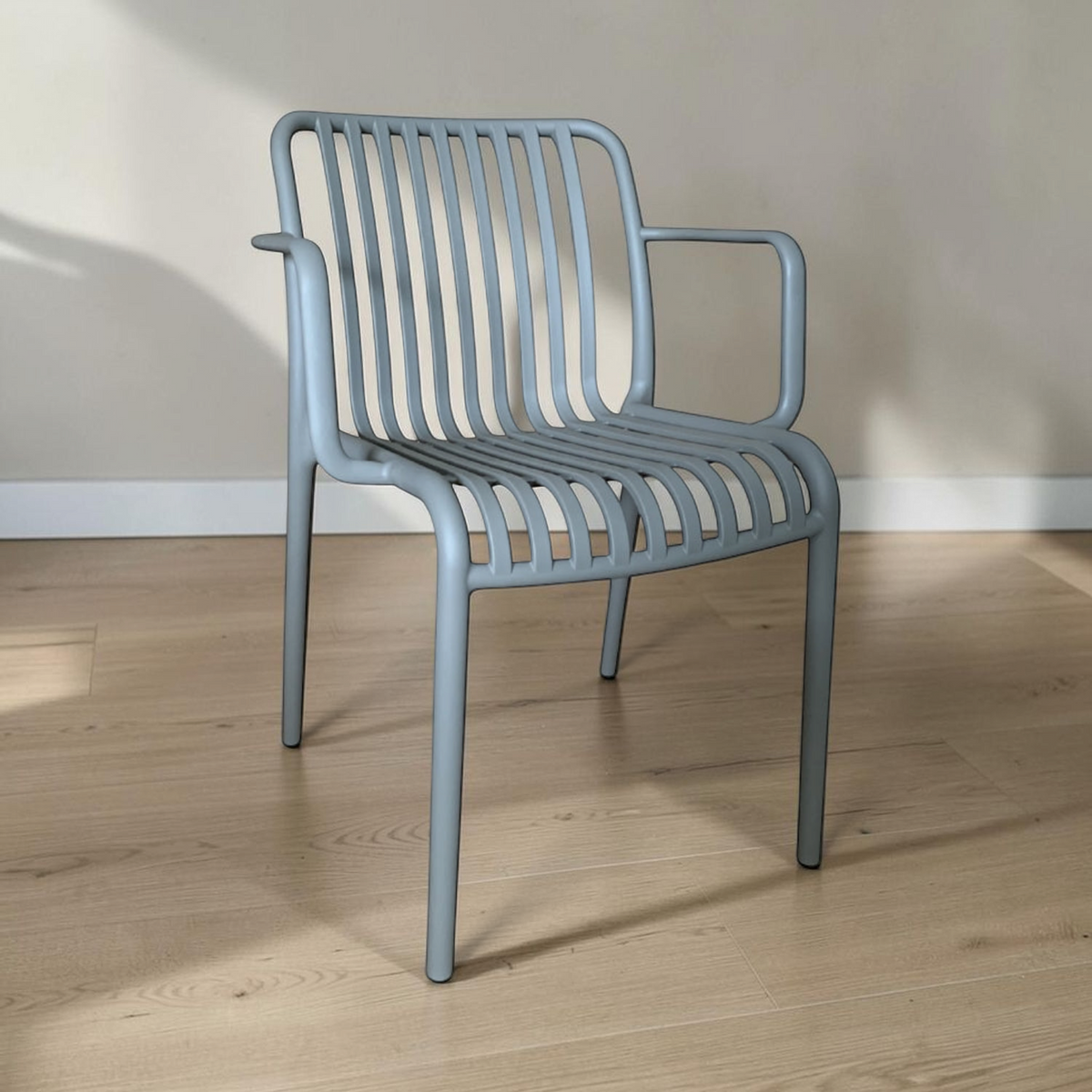 Silla Plastica con Apoyabrazos 55*58*79CM Gris (112-524) en ambiente
