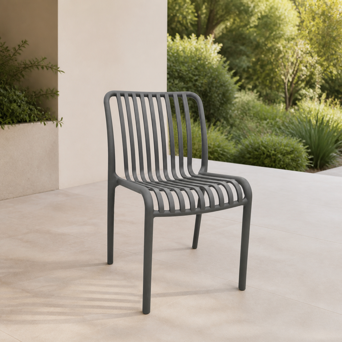 Silla Plastica Gris 42*58*78.5CM en ambiente exterior
