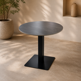 Mesa Moderna de Marmol Gris/ Base Negra en ambiente exterior