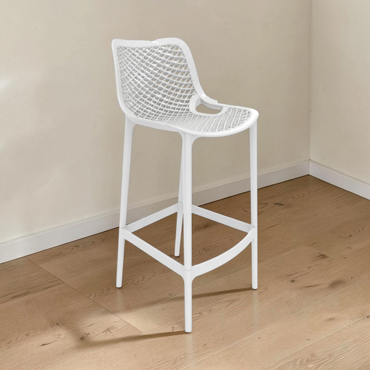 Silla Plastica Alta Blanco en ambiente